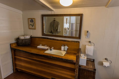 Inn At Schoolhouse Creek - Click Find 2