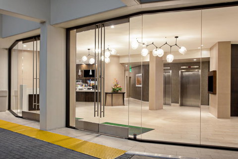 Holiday Inn Long Beach - Airport - Click Find 9