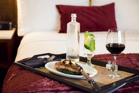 Holiday Inn Long Beach - Airport - Click Find 10