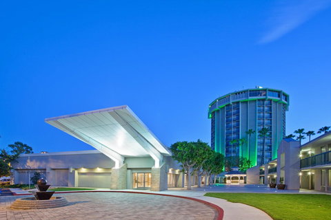 Holiday Inn Long Beach - Airport - Click Find 27