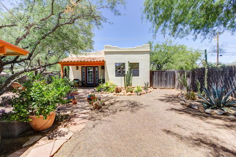 Private Southwestern Style Casita - Click Find 24